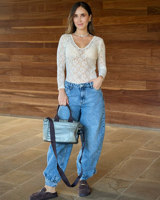 Styled by Dani Velasco: body de blonda Elise marfil + bolso Lola plateado